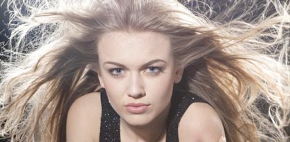 Mel Wallis de Vries - Behind the scenes – fotoshoot covermodel Shock